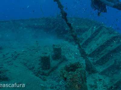 Dalla prua � possibile contemplare il blu intenso del mare che spicca davanti all'enorme scafo...
